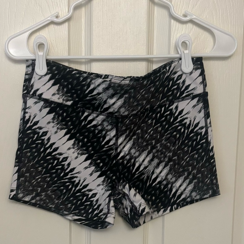 Athleta Sahara Chaturanga Shortie Athletic Shorts, size small